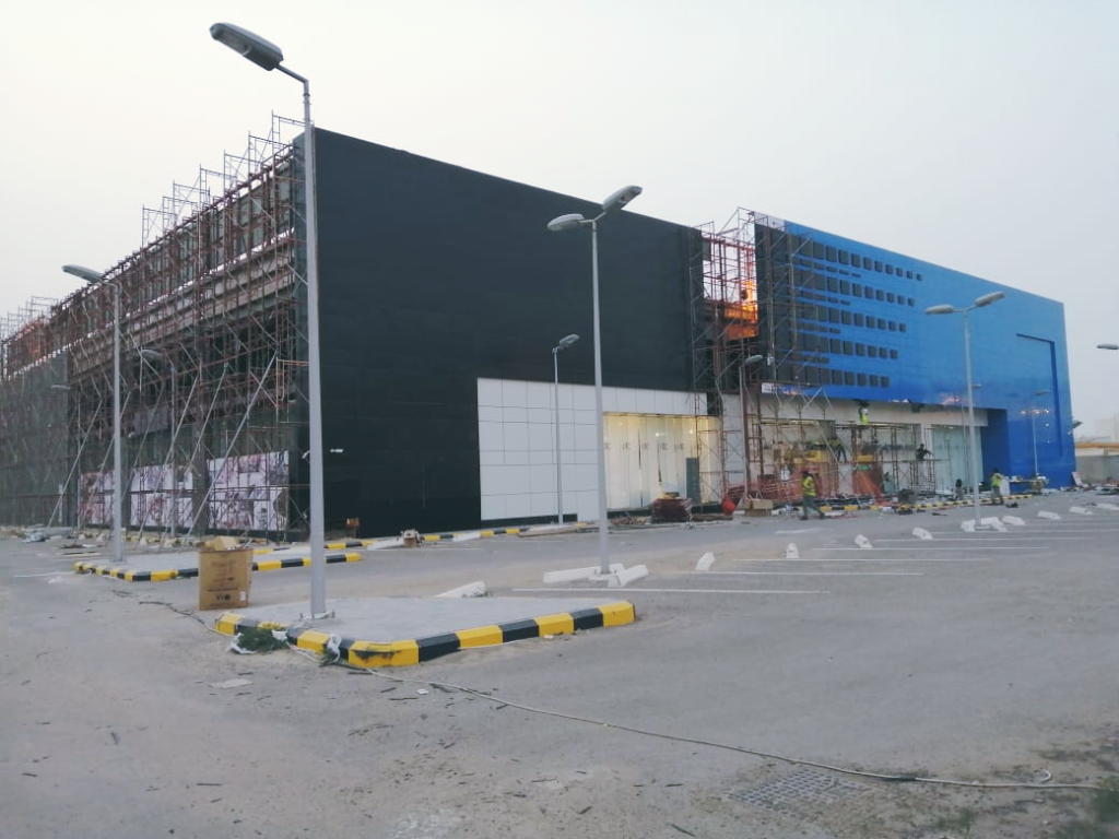 مبنى أثناء تنفيذ الواجهة الخارجية