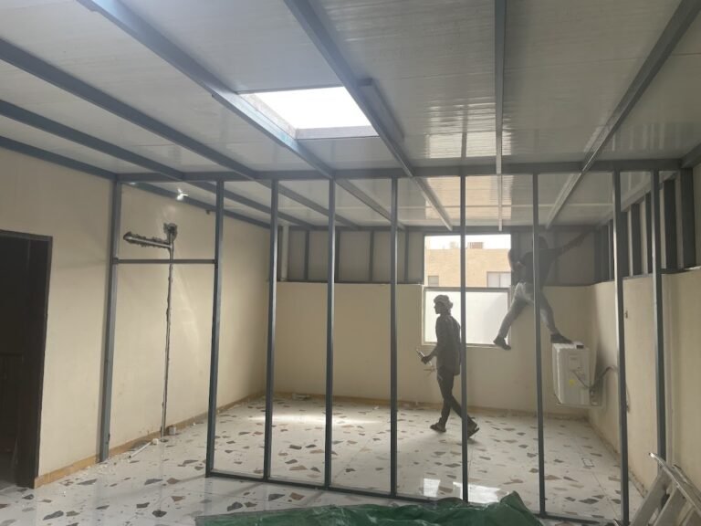 مساحة قيد التنفيذ مع هيكل معدني وألواح ساندوتش بانل ظاهرة