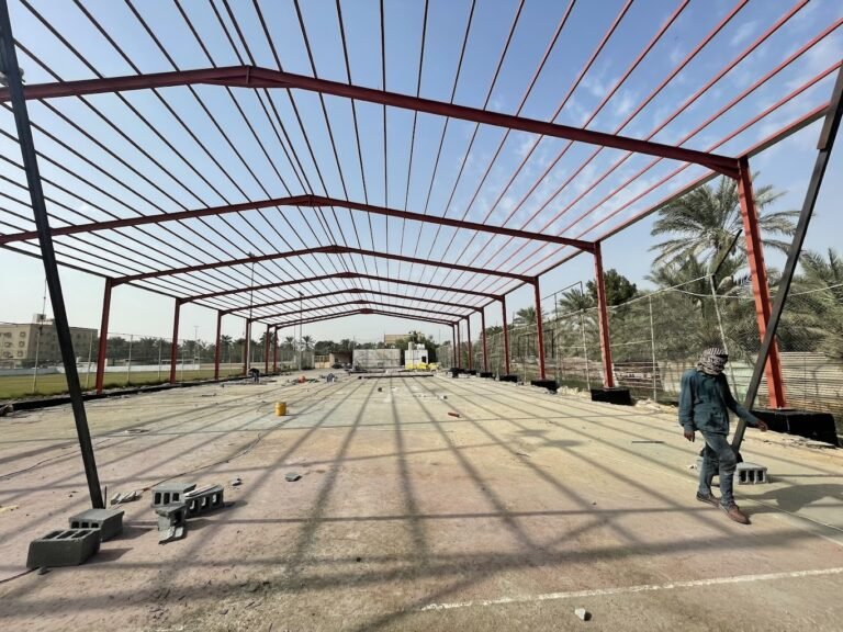هيكل معدني قائم قبل تركيب ألواح الساندوتش بانل